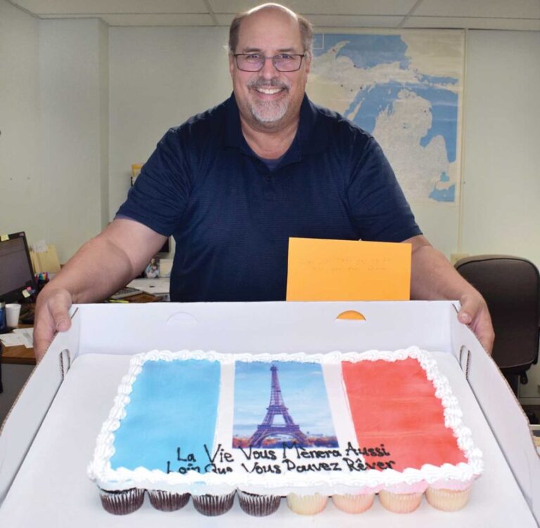 À la poursuite de son rêve : un homme CF poursuivra sa carrière de chanteur à Paris À la poursuite de son rêve : un homme CF poursuivra sa carrière de chanteur à Paris