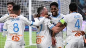 Marseille bat Lyon lors d’un match réorganisé après l’attaque d’un bus